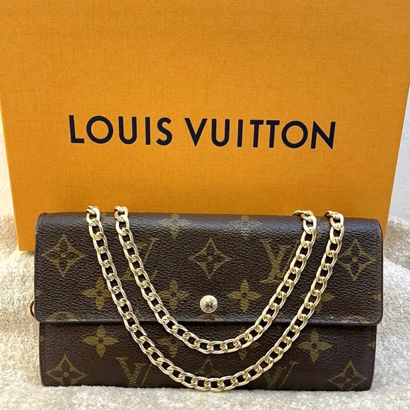 Louis Vuitton Handbags - GOOD CONDITION! Authentic Louis Vuitton Crossbody Sarah Wallet With Strap
